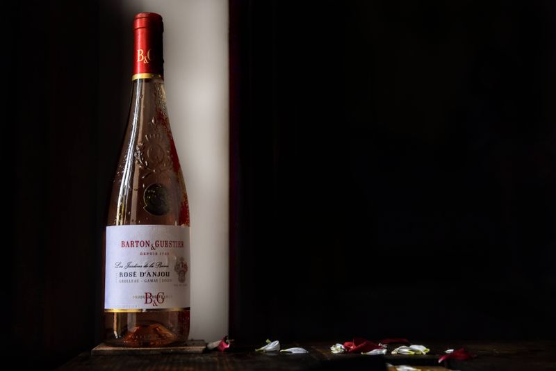 Boca roze vina na terasi uz more